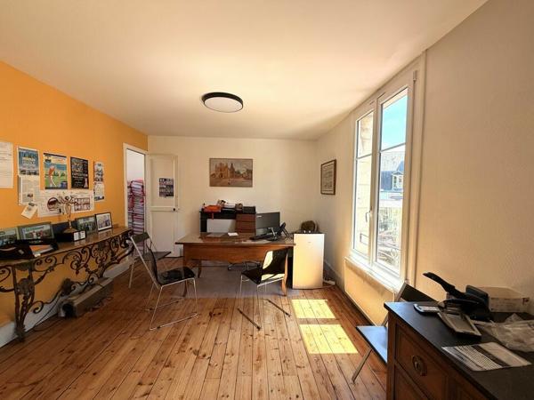 BUREAUX 160 M² À LOUER CLIMATISÉS – CENTRE-VILLE POITIERS – 2 PARKINGS – ACCÈS PMR – IMMEUBLE DE CARACTÈRE