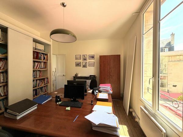 BUREAUX 160 M² À LOUER CLIMATISÉS – CENTRE-VILLE POITIERS – 2 PARKINGS – ACCÈS PMR – IMMEUBLE DE CARACTÈRE