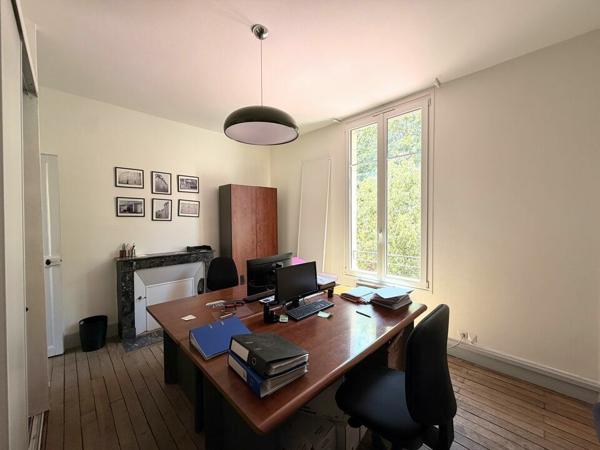 BUREAUX 160 M² À LOUER CLIMATISÉS – CENTRE-VILLE POITIERS – 2 PARKINGS – ACCÈS PMR – IMMEUBLE DE CARACTÈRE
