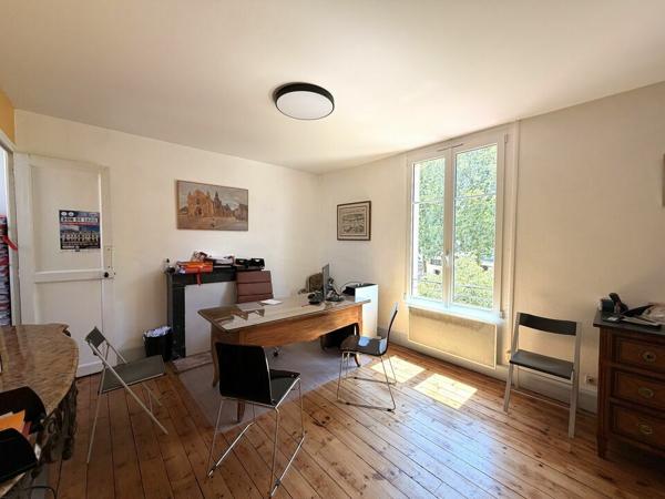 BUREAUX 160 M² À LOUER CLIMATISÉS – CENTRE-VILLE POITIERS – 2 PARKINGS – ACCÈS PMR – IMMEUBLE DE CARACTÈRE