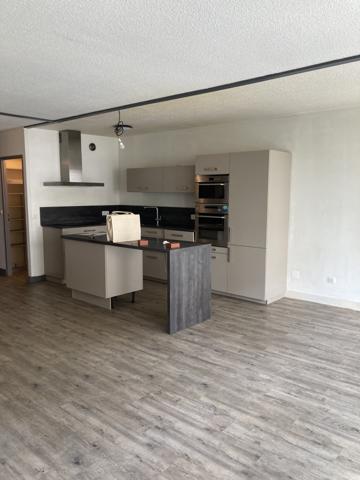Appartement 4 pièces avec cuisine équipée et balcon AURILLAC