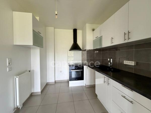 À vendre – Appartement 2 pièces dernier étage avec balcon, parking et prestations impeccables – Cergy