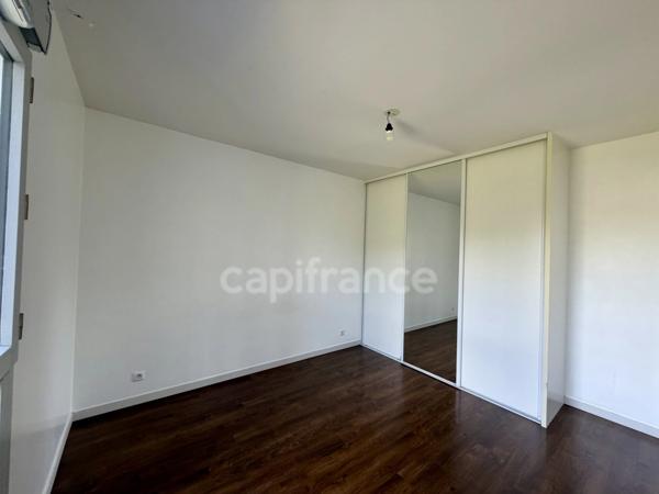 À vendre – Appartement 2 pièces dernier étage avec balcon, parking et prestations impeccables – Cergy