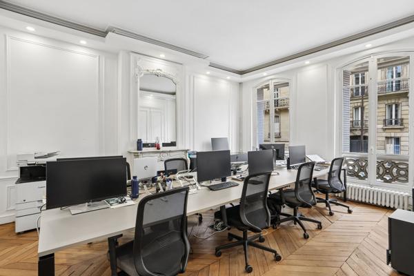 Bureaux à louer Paris 17 hôtel particulier avec jardin privatif