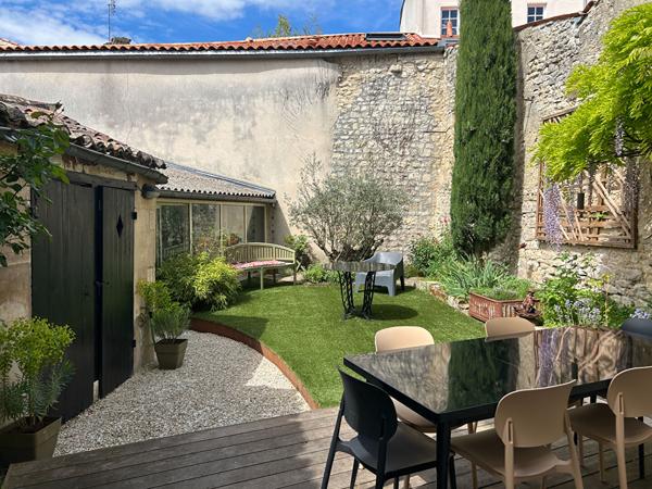 Nouveau prix - Élégante maison de ville de 6 chambres en centre-ville avec jardin Saint jean d angely