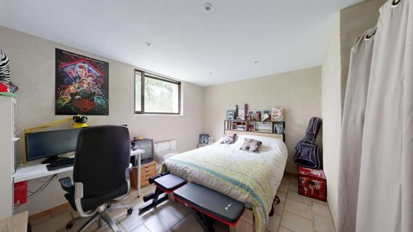 ***VISITE VIRTUELLE…GREASQUE…PROPRIETE DE 165M²…ENTIEREMENT RENOVEE…1300M² DE TERRAIN…POSSIBILITE AGRANDISSEMENT…5 MINUTES A PIED DU VILLAGE… GARAGE… PISCINE…PROCHE GARE TGV AIX ET AEROPORT MARIGNANE