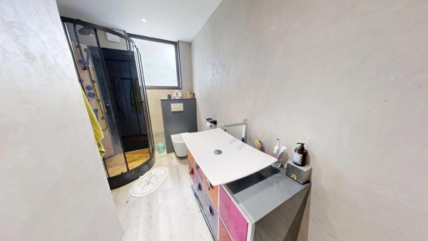 ***VISITE VIRTUELLE…GREASQUE…PROPRIETE DE 165M²…ENTIEREMENT RENOVEE…1300M² DE TERRAIN…POSSIBILITE AGRANDISSEMENT…5 MINUTES A PIED DU VILLAGE… GARAGE… PISCINE…PROCHE GARE TGV AIX ET AEROPORT MARIGNANE