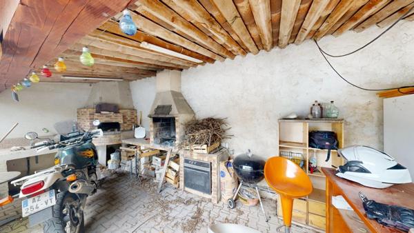 ***VISITE VIRTUELLE…GREASQUE…PROPRIETE DE 165M²…ENTIEREMENT RENOVEE…1300M² DE TERRAIN…POSSIBILITE AGRANDISSEMENT…5 MINUTES A PIED DU VILLAGE… GARAGE… PISCINE…PROCHE GARE TGV AIX ET AEROPORT MARIGNANE