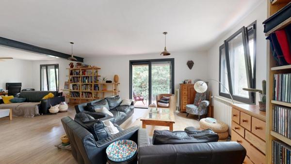 ***VISITE VIRTUELLE…GREASQUE…PROPRIETE DE 165M²…ENTIEREMENT RENOVEE…1300M² DE TERRAIN…POSSIBILITE AGRANDISSEMENT…5 MINUTES A PIED DU VILLAGE… GARAGE… PISCINE…PROCHE GARE TGV AIX ET AEROPORT MARIGNANE