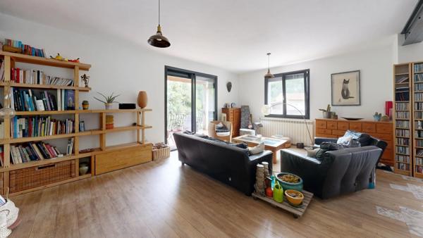 ***VISITE VIRTUELLE…GREASQUE…PROPRIETE DE 165M²…ENTIEREMENT RENOVEE…1300M² DE TERRAIN…POSSIBILITE AGRANDISSEMENT…5 MINUTES A PIED DU VILLAGE… GARAGE… PISCINE…PROCHE GARE TGV AIX ET AEROPORT MARIGNANE