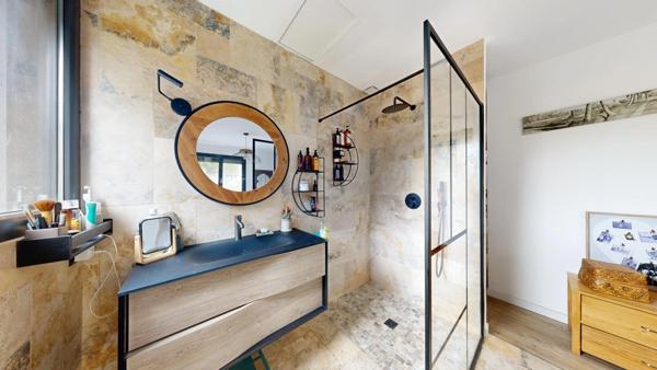 ***VISITE VIRTUELLE…GREASQUE…PROPRIETE DE 165M²…ENTIEREMENT RENOVEE…1300M² DE TERRAIN…POSSIBILITE AGRANDISSEMENT…5 MINUTES A PIED DU VILLAGE… GARAGE… PISCINE…PROCHE GARE TGV AIX ET AEROPORT MARIGNANE