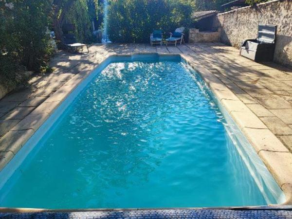 ***VISITE VIRTUELLE…GREASQUE…PROPRIETE DE 165M²…ENTIEREMENT RENOVEE…1300M² DE TERRAIN…POSSIBILITE AGRANDISSEMENT…5 MINUTES A PIED DU VILLAGE… GARAGE… PISCINE…PROCHE GARE TGV AIX ET AEROPORT MARIGNANE