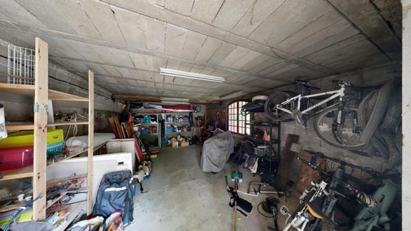 ***VISITE VIRTUELLE…GREASQUE…PROPRIETE DE 165M²…ENTIEREMENT RENOVEE…1300M² DE TERRAIN…POSSIBILITE AGRANDISSEMENT…5 MINUTES A PIED DU VILLAGE… GARAGE… PISCINE…PROCHE GARE TGV AIX ET AEROPORT MARIGNANE