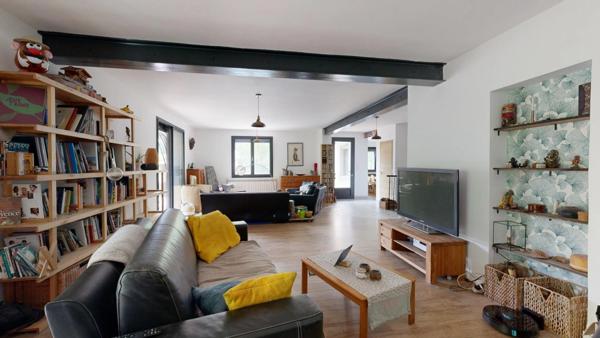 ***VISITE VIRTUELLE…GREASQUE…PROPRIETE DE 165M²…ENTIEREMENT RENOVEE…1300M² DE TERRAIN…POSSIBILITE AGRANDISSEMENT…5 MINUTES A PIED DU VILLAGE… GARAGE… PISCINE…PROCHE GARE TGV AIX ET AEROPORT MARIGNANE