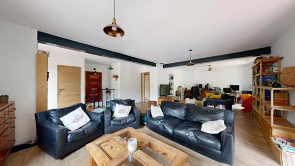 ***VISITE VIRTUELLE…GREASQUE…PROPRIETE DE 165M²…ENTIEREMENT RENOVEE…1300M² DE TERRAIN…POSSIBILITE AGRANDISSEMENT…5 MINUTES A PIED DU VILLAGE… GARAGE… PISCINE…PROCHE GARE TGV AIX ET AEROPORT MARIGNANE