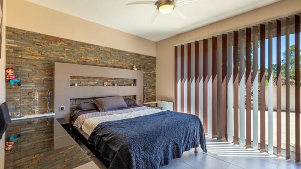 Sur les hauteurs de Vidauban, une maison baignée de lumière au cœur de la nature