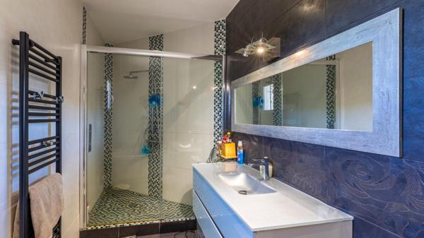 Sur les hauteurs de Vidauban, une maison baignée de lumière au cœur de la nature