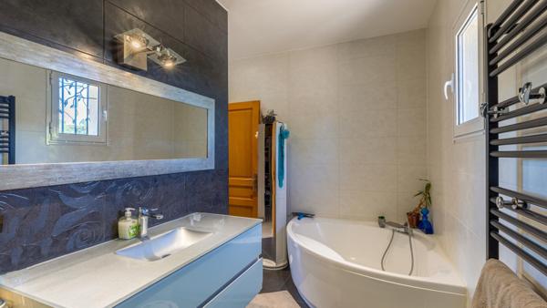 Sur les hauteurs de Vidauban, une maison baignée de lumière au cœur de la nature