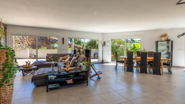 Sur les hauteurs de Vidauban, une maison baignée de lumière au cœur de la nature
