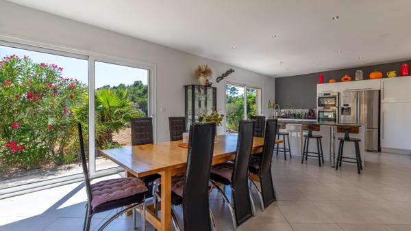 Sur les hauteurs de Vidauban, une maison baignée de lumière au cœur de la nature