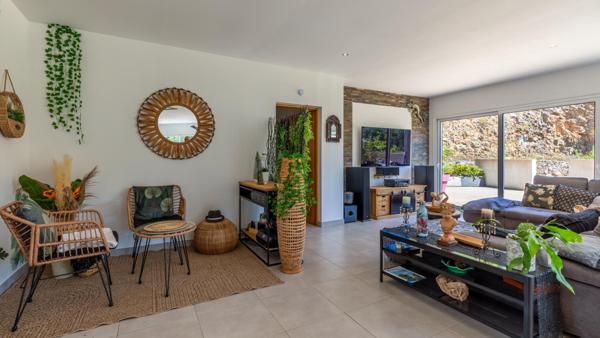 Sur les hauteurs de Vidauban, une maison baignée de lumière au cœur de la nature