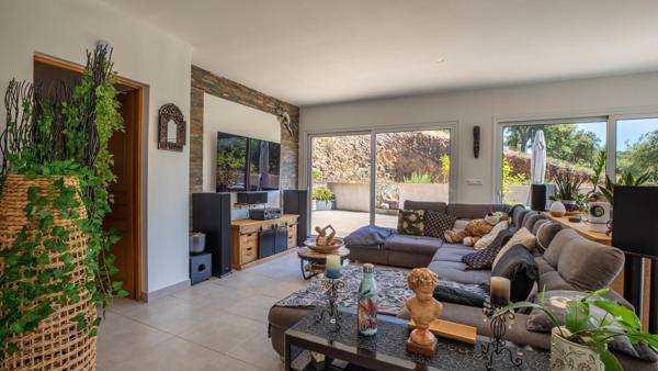 Sur les hauteurs de Vidauban, une maison baignée de lumière au cœur de la nature