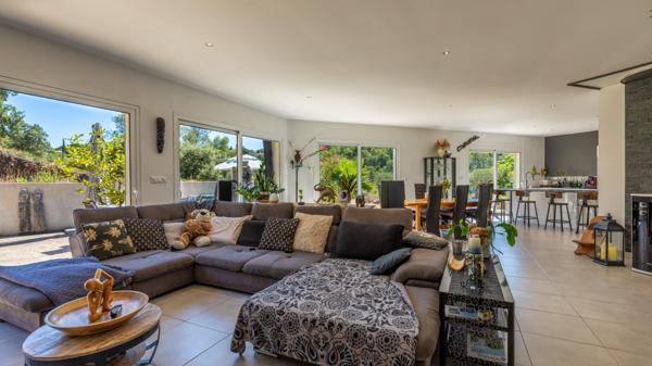Sur les hauteurs de Vidauban, une maison baignée de lumière au cœur de la nature