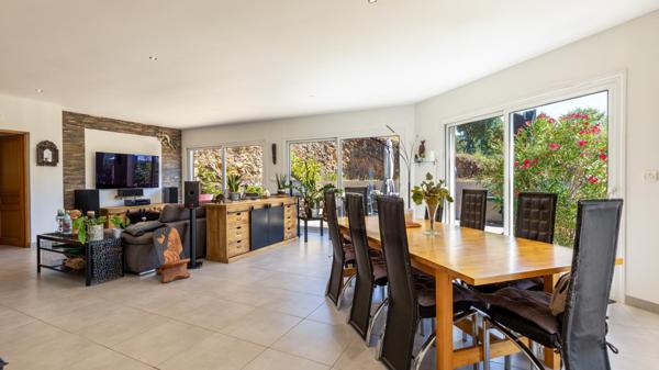 Sur les hauteurs de Vidauban, une maison baignée de lumière au cœur de la nature