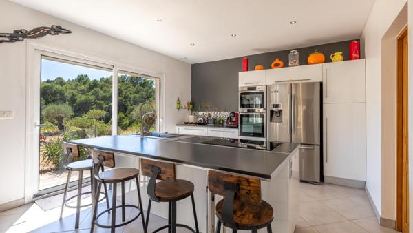 Sur les hauteurs de Vidauban, une maison baignée de lumière au cœur de la nature