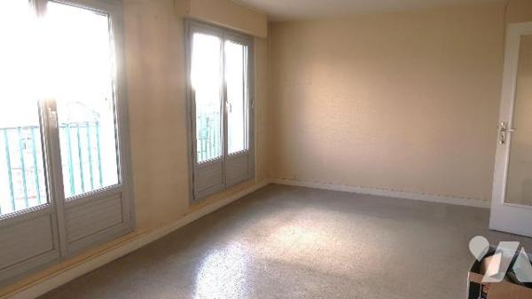 Prox. centre-ville, APPARTEMENT T4 de 81,61m2, sis au 4ème et dernier étage, avec ascenseur, co...