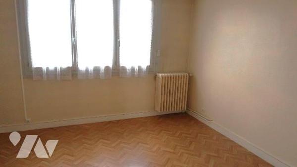 Prox. centre-ville, APPARTEMENT T4 de 81,61m2, sis au 4ème et dernier étage, avec ascenseur, co...