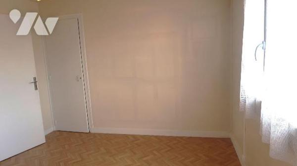 Prox. centre-ville, APPARTEMENT T4 de 81,61m2, sis au 4ème et dernier étage, avec ascenseur, co...