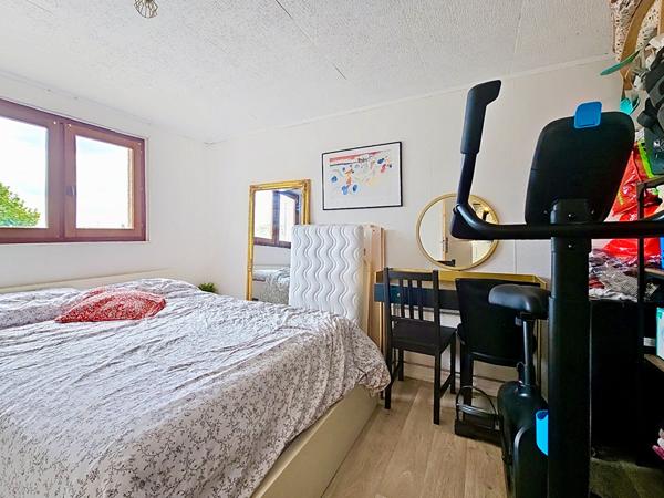 Maison indépendante _ pièce de vie spacieuse _ garage _ grand sous-sol_ terrasses _ jardin