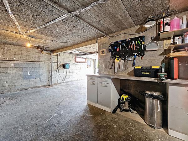 Maison indépendante _ pièce de vie spacieuse _ garage _ grand sous-sol_ terrasses _ jardin