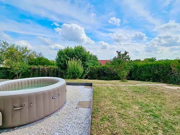 Maison indépendante _ pièce de vie spacieuse _ garage _ grand sous-sol_ terrasses _ jardin