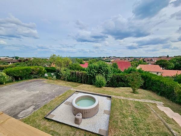 Maison indépendante _ pièce de vie spacieuse _ garage _ grand sous-sol_ terrasses _ jardin