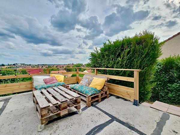 Maison indépendante _ pièce de vie spacieuse _ garage _ grand sous-sol_ terrasses _ jardin