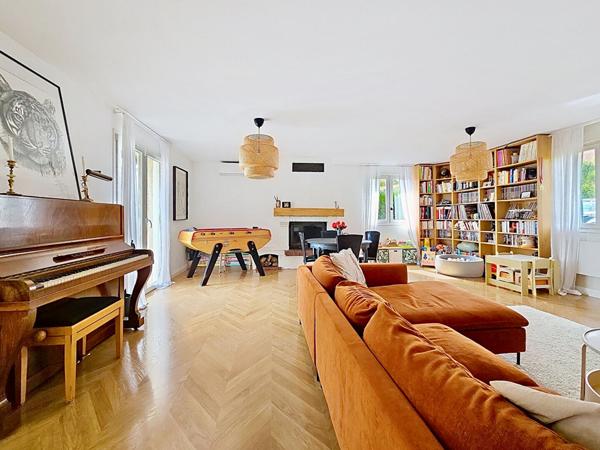 Maison indépendante _ pièce de vie spacieuse _ garage _ grand sous-sol_ terrasses _ jardin