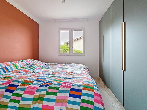 Maison indépendante _ pièce de vie spacieuse _ garage _ grand sous-sol_ terrasses _ jardin