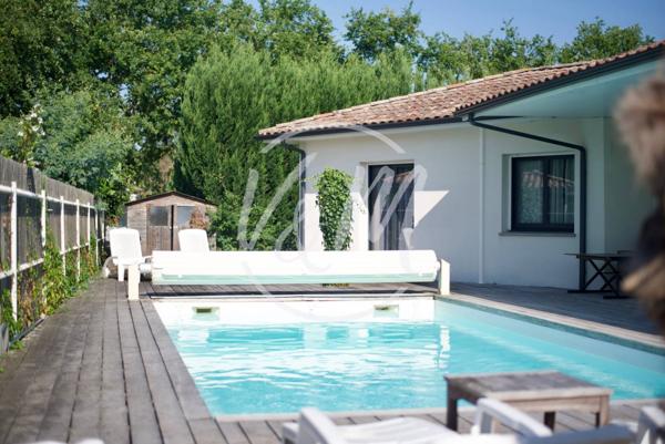 EXCLUSIVITE! Villa contemporaine à vendre à ARES- Maison plain-pied avec piscine chauffée, DPE A et 4 chambres à vendre à Arès proche centre-ville ARES