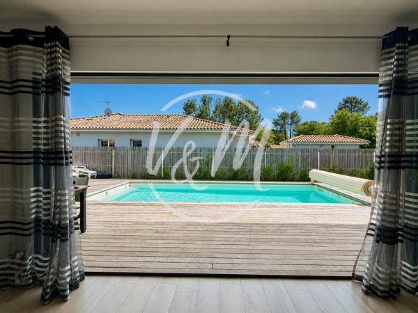 EXCLUSIVITE! Villa contemporaine à vendre à ARES- Maison plain-pied avec piscine chauffée, DPE A et 4 chambres à vendre à Arès proche centre-ville ARES