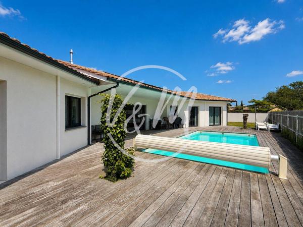 EXCLUSIVITE! Villa contemporaine à vendre à ARES- Maison plain-pied avec piscine chauffée, DPE A et 4 chambres à vendre à Arès proche centre-ville ARES