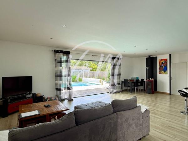 EXCLUSIVITE! Villa contemporaine à vendre à ARES- Maison plain-pied avec piscine chauffée, DPE A et 4 chambres à vendre à Arès proche centre-ville ARES