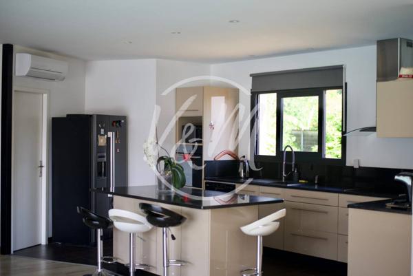 EXCLUSIVITE! Villa contemporaine à vendre à ARES- Maison plain-pied avec piscine chauffée, DPE A et 4 chambres à vendre à Arès proche centre-ville ARES