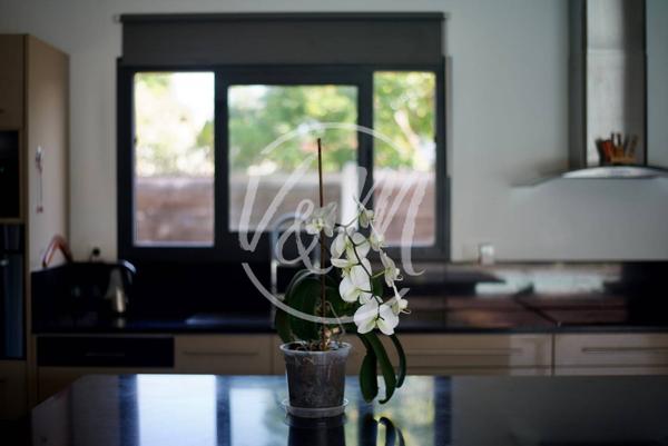 EXCLUSIVITE! Villa contemporaine à vendre à ARES- Maison plain-pied avec piscine chauffée, DPE A et 4 chambres à vendre à Arès proche centre-ville ARES