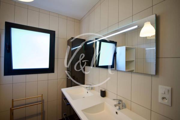 EXCLUSIVITE! Villa contemporaine à vendre à ARES- Maison plain-pied avec piscine chauffée, DPE A et 4 chambres à vendre à Arès proche centre-ville ARES