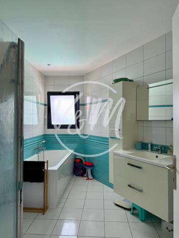 EXCLUSIVITE! Villa contemporaine à vendre à ARES- Maison plain-pied avec piscine chauffée, DPE A et 4 chambres à vendre à Arès proche centre-ville ARES