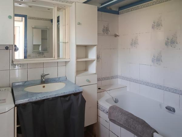 Studio proche centre ville, situé dans une petite copropriété au calme.