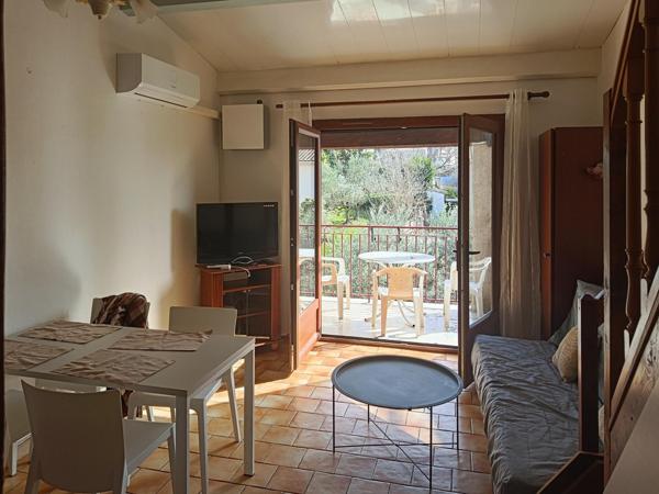 Studio proche centre ville, situé dans une petite copropriété au calme.