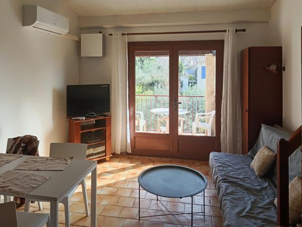 Studio proche centre ville, situé dans une petite copropriété au calme.